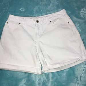 Jennifer Lopez white shorts